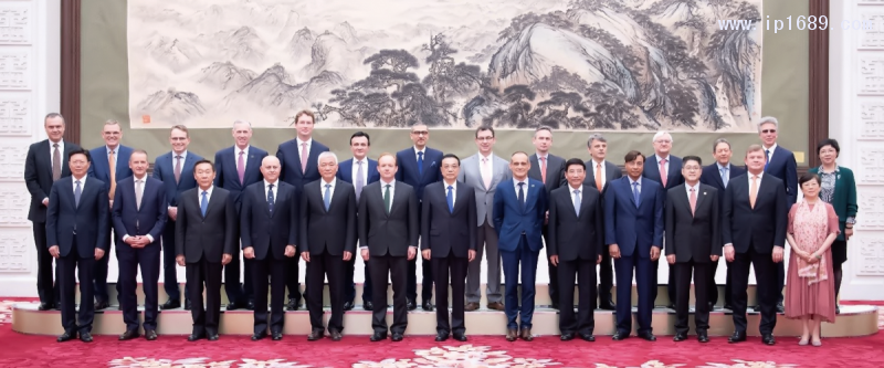 ABB集團(tuán)董事長兼CEO傅賽先生(第二排右四)