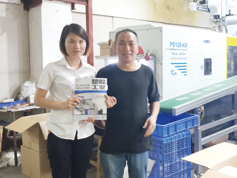 啟航塑料制品有限公司董事長(zhǎng)周發(fā)國(guó)(右)