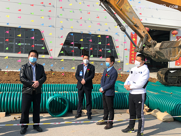 參觀挖機(jī)碾壓實(shí)驗(yàn)之后,郭志祥副市長講話1
