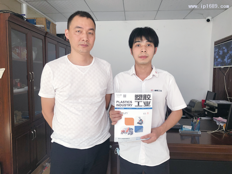 廣州市贊楊塑料制品有限公司總經(jīng)理張楊(左)