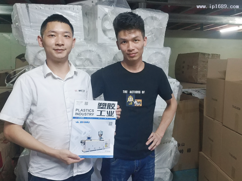 中山市小欖鎮(zhèn)正言塑料廠總經(jīng)理潘韻鍵(右)