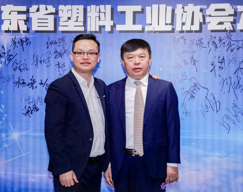 廣東省塑料工業(yè)協(xié)會(huì)會(huì)長(zhǎng)、金發(fā)科技股份有限公司副董事長(zhǎng)首席戰(zhàn)略官李建軍(右)與《塑膠工業(yè)》總經(jīng)理徐森(左)